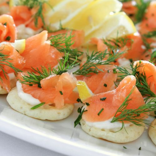 Comment servir les toasts au saumon fumé ?