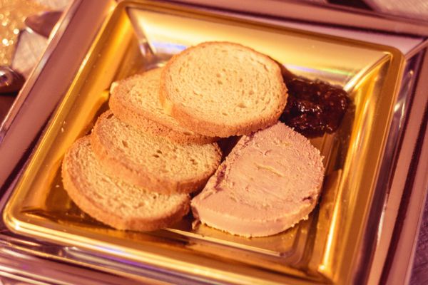 Accompagnement avec foie gras, toast et confiture d'oignons