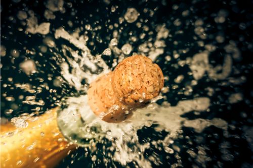 À quelle vitesse saute un bouchon de champagne ?